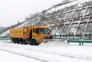 2019年1月25日高發公司鄂西北片區宜城分部在麻竹高速宜保段鏟雪作業
